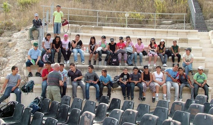 En arabisk skoleklasse på utflukt til en arkeologipark i Galilea. (Illustrasjonsfoto: Conrad Myrland, MIFF) En arabisk skoleklasse på utflukt til en arkeologipark i Galilea. (Illustrasjonsfoto: Conrad Myrland, MIFF)