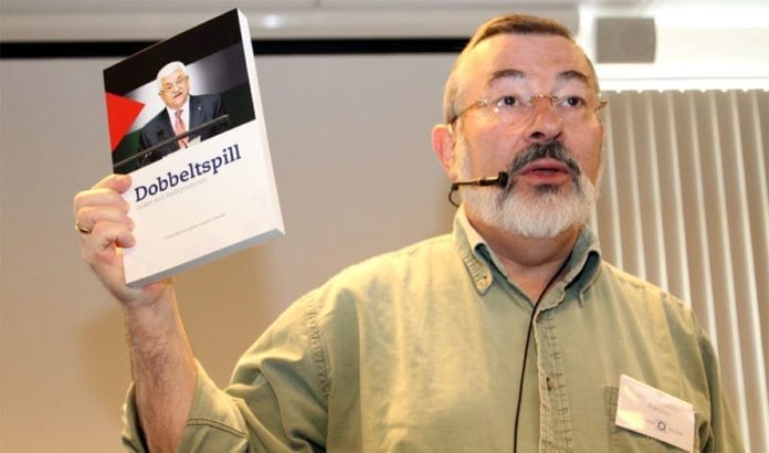 Jan Benjamin Rødner viser fram MIFFs nye bok Dobbeltspill, Sviket mot fredsprosessen på MIFFs generalforsamling. (Foto: Conrad Myrland, MIFF) Jan Benjamin Rødner viser fram MIFFs nye bok Dobbeltspill, Sviket mot fredsprosessen på MIFFs generalforsamling. (Foto: Conrad Myrland, MIFF)