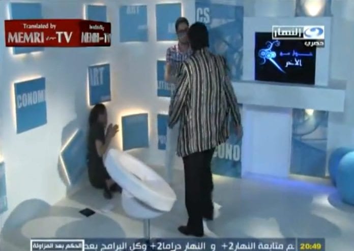 Her har skuespilleren Ayman Kandeel nettopp slått i gulvet kvinnen som han trodde var israrelsk journalist. (Skjermdump fra Al-Nahar, via Memri) Her har skuespilleren Ayman Kandeel nettopp slått i gulvet kvinnen som han trodde var israrelsk journalist. (Skjermdump fra Al-Nahar, via Memri)