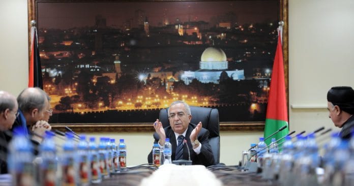 Statsminister Salam Fayyad (midten) mener PA aldri har hatt større økonomiske problemer, siden oppstarten i 1994. (Foto: Den katolske kirke i England og Wales) Statsminister Salam Fayyad (midten) mener PA aldri har hatt større økonomiske problemer, siden oppstarten i 1994. (Foto: Den katolske kirke i England og Wales)
