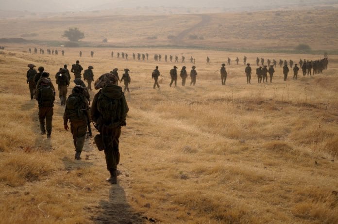 De fleste arabiske menn i Israel slipper under en langvarig førstegangstjeneste og hyppige repetisjonsøvelser. De får dermed en mye lengre yrkeskarriere enn de fleste jødiske menn. (Illustrasjonsfoto: IDF) De fleste arabiske menn i Israel slipper under en langvarig førstegangstjeneste og hyppige repetisjonsøvelser. De får dermed en mye lengre yrkeskarriere enn de fleste jødiske menn. (Illustrasjonsfoto: IDF)