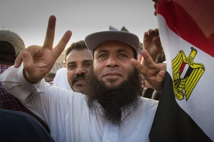 Egypts president Mohammed Morsi under demonstrasjonene på Tahrir-plassen i fjor. (Foto: Bora S. Kamel) Egypts president Mohammed Morsi under demonstrasjonene på Tahrir-plassen i fjor. (Foto: Bora S. Kamel)