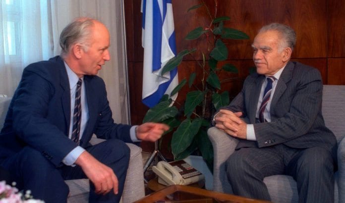 Daværende statsminister Yitzhak Shamir (t.h.) sammen med daværende norsk utenriksminister Thorvald Stoltenberg. (Arkivfoto: GPO) Daværende statsminister Yitzhak Shamir (t.h.) sammen med daværende norsk utenriksminister Thorvald Stoltenberg. (Arkivfoto: GPO)