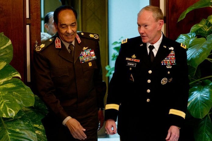 Den egyptiske forsvarssjefen Mohammed Hussein Tantawi (til venstre) fikk søndag sparken. Bildet er fra et møte med sin amerikanske kollega, Martin Dempsey (til høyre), tidligere i år. (Foto: Myles Cullen) Den egyptiske forsvarssjefen Mohammed Hussein Tantawi (til venstre) fikk søndag sparken. Bildet er fra et møte med sin amerikanske kollega, Martin Dempsey (til høyre), tidligere i år. (Foto: Myles Cullen)