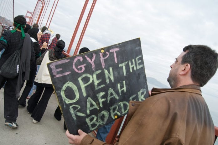 Fra en amerikansk demonstrasjon mot den israelsk-egyptiske blokaden av Gaza-stripen. (Illustrasjon: Steve Rhodes) Fra en amerikansk demonstrasjon mot den israelsk-egyptiske blokaden av Gaza-stripen. (Illustrasjon: Steve Rhodes)