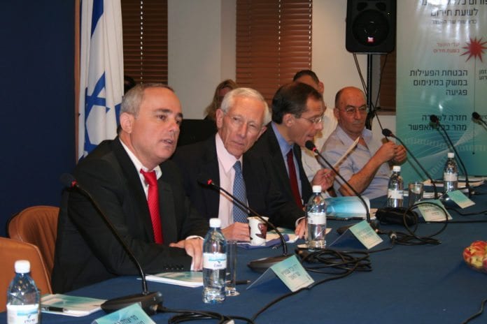 Israels finansminister Yuval Steinitz (t.v.), her med den israelske sentralbanksjefen Stanley Fischer ved sin side. (Foto: GPO) Israels finansminister Yuval Steinitz (t.v.), her med den israelske sentralbanksjefen Stanley Fischer ved sin side. (Foto: GPO)