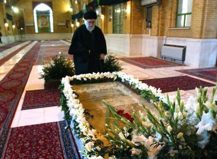 Ayatollah Ali Khamenei med graven til Ayatollah Ali Khamenei med graven til