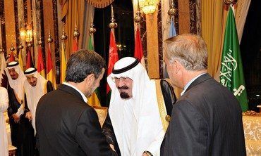 Saudi Arabias kong Abdullah hilser på Irans president Mahmoud Ahmadinejad under toppmøtet i Mekka. (Foto: Reuters/Handout) Saudi Arabias kong Abdullah hilser på Irans president Mahmoud Ahmadinejad under toppmøtet i Mekka. (Foto: Reuters/Handout)
