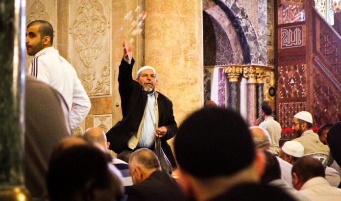 En palestinsk mann kaster ut godteri til forbipasserende i forbindelse med avslutningen av ramadan. (Illustrasjonsfoto: Asim Bharwani, flickr.com) En palestinsk mann kaster ut godteri til forbipasserende i forbindelse med avslutningen av ramadan. (Illustrasjonsfoto: Asim Bharwani, flickr.com)