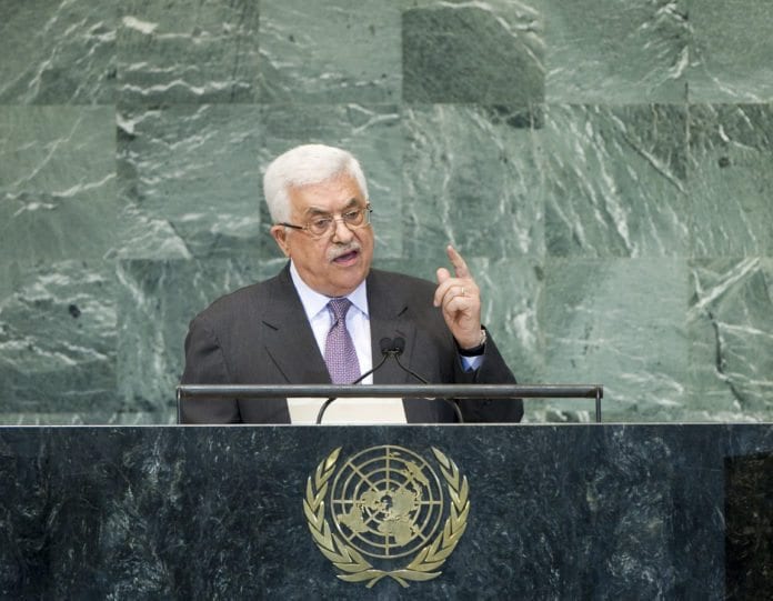 Foran FNs generalforsamling hevdet PA-president Mahmoud Abbas at Israel utdanner sine barn til å hate palestinerne. (Foto: J. Carrier, UN Photo) Foran FNs generalforsamling hevdet PA-president Mahmoud Abbas at Israel utdanner sine barn til å hate palestinerne. (Foto: J. Carrier, UN Photo)