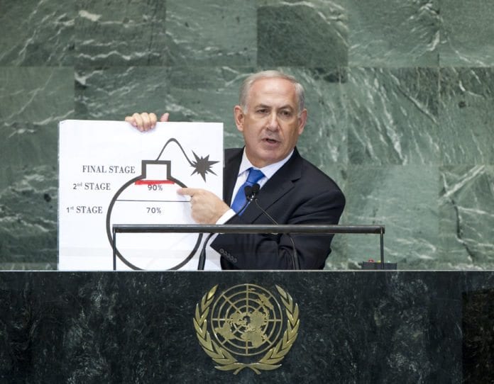 Statsminister Benjamin Netanyahu hadde med seg en illustrasjonsskisse på scenen, da han talte for FNs generalforsamling 27. september 2012. (Foto: J. Carrier, UN Photo) Statsminister Benjamin Netanyahu hadde med seg en illustrasjonsskisse på scenen, da han talte for FNs generalforsamling 27. september 2012. (Foto: J. Carrier, UN Photo)