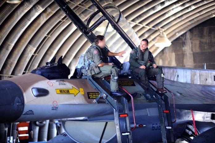 Israelske jagerflypiloter under en øvelse ved flybasen Nevitim. IDF beskytter identiteten til sine best trente flygere, for å unngå at de blir utsatt for angrep. (Illustrasjonsfoto: Ori Shifrin, IDF) Israelske jagerflypiloter under en øvelse ved flybasen Nevitim. IDF beskytter identiteten til sine best trente flygere, for å unngå at de blir utsatt for angrep. (Illustrasjonsfoto: Ori Shifrin, IDF)