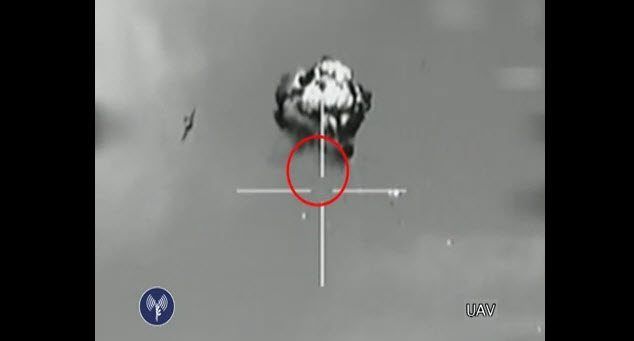 Slik så det ut noen sekunder etter at et israelsk F-16 fly (oppe til venstre) hadde satt dronen ut av spill. (Skjermdump fra videobilder fra IDF) Slik så det ut noen sekunder etter at et israelsk F-16 fly (oppe til venstre) hadde satt dronen ut av spill. (Skjermdump fra videobilder fra IDF)