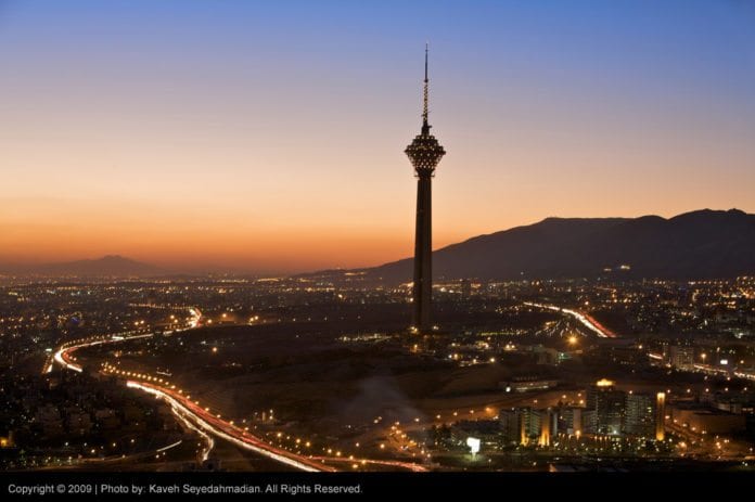 Natt i Irans hovedstad Teheran (bildet) og natt over Irans nasjonale økonomi for øyeblikket. (Foto: Sam Anvari) Natt i Irans hovedstad Teheran (bildet) og natt over Irans nasjonale økonomi for øyeblikket. (Foto: Sam Anvari)