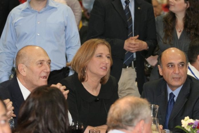 Fra venstre: Ehud Olmert, Tzipi Livni og Kadima-leder Shaul Mofaz. (Foto: Tzipi Livnis flickr-konto) Fra venstre: Ehud Olmert, Tzipi Livni og Kadima-leder Shaul Mofaz. (Foto: Tzipi Livnis flickr-konto)
