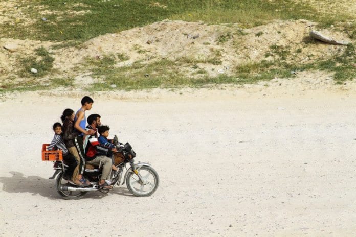 Slike syn kan bli stadig sjeldnere på Gaza-stripen, etter som Hamas har lagt ned forbud mot import av motorsykkeldeler. (Foto: J. McDowell) Slike syn kan bli stadig sjeldnere på Gaza-stripen, etter som Hamas har lagt ned forbud mot import av motorsykkeldeler. (Foto: J. McDowell)