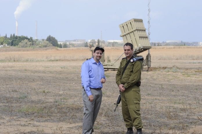 USAs Israel-ambassadør Dan Shapiro (f.v.) sammen med israelsk offiser Elad Tzinman, på besøk ved at av Israels Iron Dome-batterier. (Foto: Den amerikanske ambassaden i Tel Aviv) USAs Israel-ambassadør Dan Shapiro (f.v.) sammen med israelsk offiser Elad Tzinman, på besøk ved at av Israels Iron Dome-batterier. (Foto: Den amerikanske ambassaden i Tel Aviv)