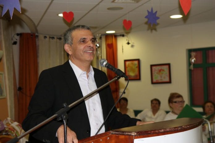 Vil kommunikasjonsminister Moshe Kahlon (bildet) dolke parti- og regjeringssjef Benjamin Netanyahu i ryggen? (Foto: Den britiske ambassaden i Tel Aviv) Vil kommunikasjonsminister Moshe Kahlon (bildet) dolke parti- og regjeringssjef Benjamin Netanyahu i ryggen? (Foto: Den britiske ambassaden i Tel Aviv)