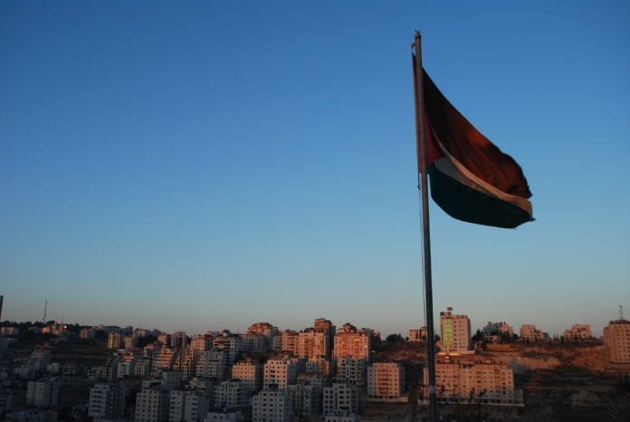 Det palestinske flagget vaier over Ramallah. (Foto: Kate Nevens) Det palestinske flagget vaier over Ramallah. (Foto: Kate Nevens)