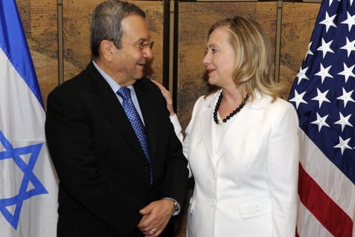 Fra et møte mellom Israels forsvarsminister Ehud Barak (f.v.) og USAs utenriksminister Hillary Clinton i juli 2010. (Foto: USAs ambassade i Tel Aviv) Fra et møte mellom Israels forsvarsminister Ehud Barak (f.v.) og USAs utenriksminister Hillary Clinton i juli 2010. (Foto: USAs ambassade i Tel Aviv)