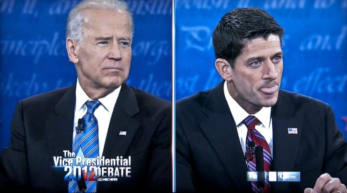 Joe Biden (f.v.) og Matt Ryan braket sammen til visepresidentdebatt i natt. (Foto: Skjermdump fra NBC) Joe Biden (f.v.) og Matt Ryan braket sammen til visepresidentdebatt i natt. (Foto: Skjermdump fra NBC)