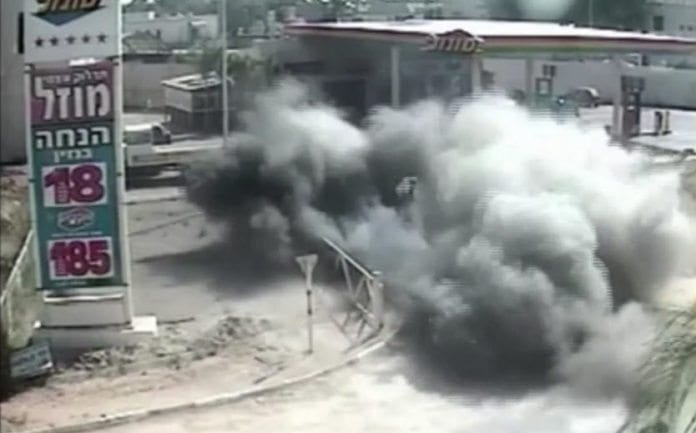 En rakett fra Gaza-stripen rammer en israelsk bensinstasjon. Bildet er av tidligere angrep. Den siste uken er Israel angrepet med hundrevis av raketter fra Gaza. En rakett fra Gaza-stripen rammer en israelsk bensinstasjon. Bildet er av tidligere angrep. Den siste uken er Israel angrepet med hundrevis av raketter fra Gaza.