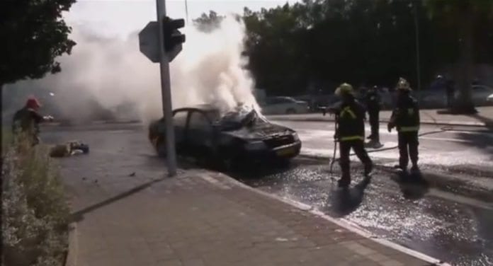 Omkring klokken 16 israelsk tid søndag 18. november ble en bil i Ofakim truffet av en rakett. Minst to personer ble skadet. Omkring klokken 16 israelsk tid søndag 18. november ble en bil i Ofakim truffet av en rakett. Minst to personer ble skadet.