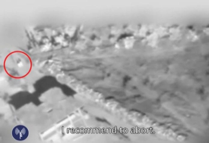 En video fra IDF viser hvordan et luftangrep mot en bygning blir avbrutt fordi to personer går forbi på veien. En video fra IDF viser hvordan et luftangrep mot en bygning blir avbrutt fordi to personer går forbi på veien.