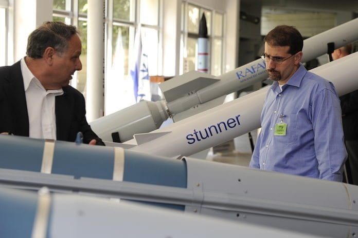 USAs ambassadør Dan Shapiro (t.h.) får omvisning hos den israelske militærprodusenten Rafael, som har stått bak utviklingen av Davids slynge-systemet. (Foto: Den amerikanske ambassaden i Tel Aviv) USAs ambassadør Dan Shapiro (t.h.) får omvisning hos den israelske militærprodusenten Rafael, som har stått bak utviklingen av Davids slynge-systemet. (Foto: Den amerikanske ambassaden i Tel Aviv)