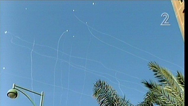 Den israelske storbyen Beersheba ble utsatt for et stort antall rakettangrep fra Gaza-stripen tirsdag morgen. Rakettforsvarssystemet Iron Dome avskar de fleste rakettene. Skjermdumpen fra israelsk Kanal 2 viser avskjæringene som små hvite prikker. Den israelske storbyen Beersheba ble utsatt for et stort antall rakettangrep fra Gaza-stripen tirsdag morgen. Rakettforsvarssystemet Iron Dome avskar de fleste rakettene. Skjermdumpen fra israelsk Kanal 2 viser avskjæringene som små hvite prikker.