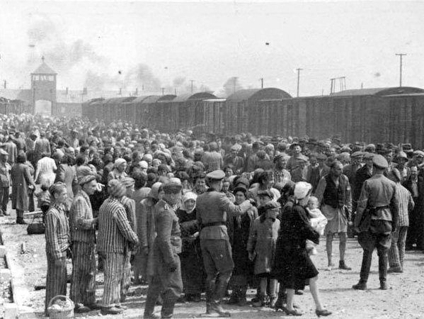 Seleksjon av jøder på jernbaneperrongen til Auschwitz-II (Birkenau) i 1944. (Foto: Wikimedia Commons) Seleksjon av jøder på jernbaneperrongen til Auschwitz-II (Birkenau) i 1944. (Foto: Wikimedia Commons)