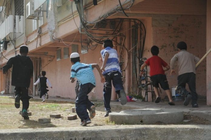 Barn løper mot tilfluktsrommet i byen Kiryat Malachi, hvor tre israelere ble drept i rakettangrep fra Gaza i november 2012. (Foto: IDF) Barn løper mot tilfluktsrommet i byen Kiryat Malachi, hvor tre israelere ble drept i rakettangrep fra Gaza i november 2012. (Foto: IDF)