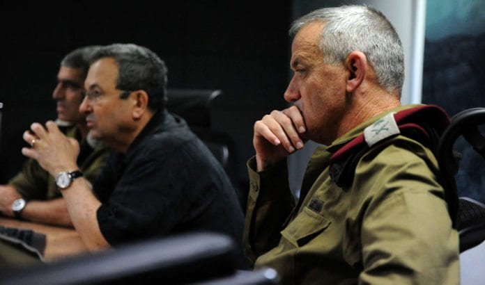 Forsvarsminister Ehud Barak og forsvarssjef Benny Gantz under et møte torsdag 15. november 2012. (Foto: IDF) Forsvarsminister Ehud Barak og forsvarssjef Benny Gantz under et møte torsdag 15. november 2012. (Foto: IDF)