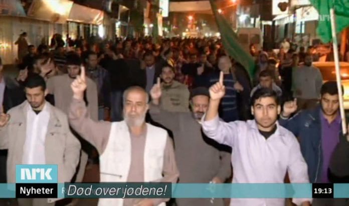 Skjermdump fra NRK Dagsrevyen onsdag 14. november 2012. Innslaget inneholdt dessverre flere feil og mangler, men avdekket til slutt intensjonen til Hamas-bevegelsen i disse demonstrantenes kamprop. Skjermdump fra NRK Dagsrevyen onsdag 14. november 2012. Innslaget inneholdt dessverre flere feil og mangler, men avdekket til slutt intensjonen til Hamas-bevegelsen i disse demonstrantenes kamprop.