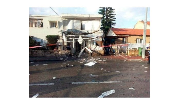 En Grad-rakett fra Gaza-stripen slo ned i denne bygningen i Netivot på morgenen mandag 12. november 2012. (Foto: IDF) En Grad-rakett fra Gaza-stripen slo ned i denne bygningen i Netivot på morgenen mandag 12. november 2012. (Foto: IDF)