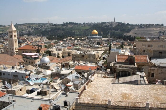 Den historiske Gamlebyen i Jerusalem ligger plassert øst i byen og er et diplomatisk minefelt i fredsforhandlinger mellom Israel og palestinerne. (Illustrasjon: Brian Negin) Den historiske Gamlebyen i Jerusalem ligger plassert øst i byen og er et diplomatisk minefelt i fredsforhandlinger mellom Israel og palestinerne. (Illustrasjon: Brian Negin)