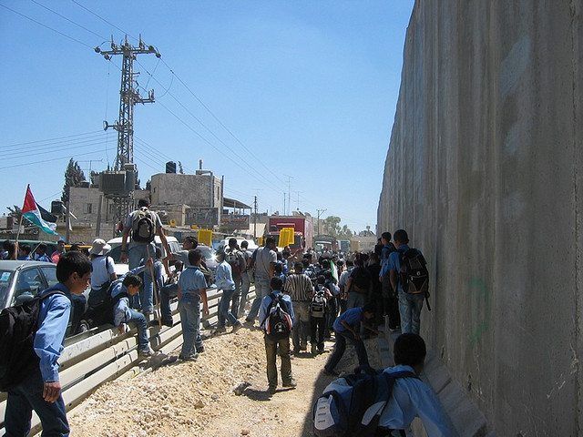 Demonstrasjoner mot sikkerhetsbarrieren i det palestinske nabolaget A-Ram i Øst-Jerusalem. (Foto: flickr.com) Demonstrasjoner mot sikkerhetsbarrieren i det palestinske nabolaget A-Ram i Øst-Jerusalem. (Foto: flickr.com)