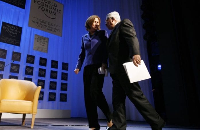 Tzipi Livni (t.v.) ringte torsdag PA-president Mahmoud Abbas (t.h.) for å takke ham for å ha kritisert Hamas-leder Khaled Mashaals uttalelser om å utslette Israel. (Foto: WEF) Tzipi Livni (t.v.) ringte torsdag PA-president Mahmoud Abbas (t.h.) for å takke ham for å ha kritisert Hamas-leder Khaled Mashaals uttalelser om å utslette Israel. (Foto: WEF)