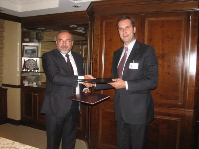 Utenriksminister Avigdor Lieberman (f.v.) under et møte med Latvias NATO-ambassadør Māris Riekstiņš. (Foto: Det latviske utenriksdepartementet) Utenriksminister Avigdor Lieberman (f.v.) under et møte med Latvias NATO-ambassadør Māris Riekstiņš. (Foto: Det latviske utenriksdepartementet)
