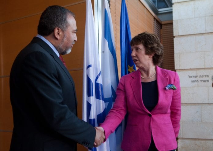 Utenriksminister Catherine Ashton (til venstre) og hennes Utenriksminister Catherine Ashton (til venstre) og hennes