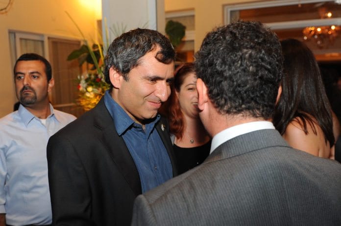 Koalisjonsformann Ze'ev Elkin (Likud) ønsker å samarbeide mot sentrum og ikke inkludere ultra-ortodokse partier i koalisjonen etter valget. (Foto: Storbritannias ambassade i Tel Aviv) Koalisjonsformann Ze'ev Elkin (Likud) ønsker å samarbeide mot sentrum og ikke inkludere ultra-ortodokse partier i koalisjonen etter valget. (Foto: Storbritannias ambassade i Tel Aviv)