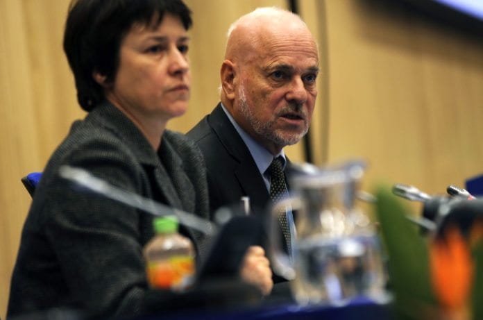Talskvinne for IAEA Gill Tudor (f.v.), sammen med Norges tidligere utenriksminister Jan Petersen (Foto: IAEA) Talskvinne for IAEA Gill Tudor (f.v.), sammen med Norges tidligere utenriksminister Jan Petersen (Foto: IAEA)