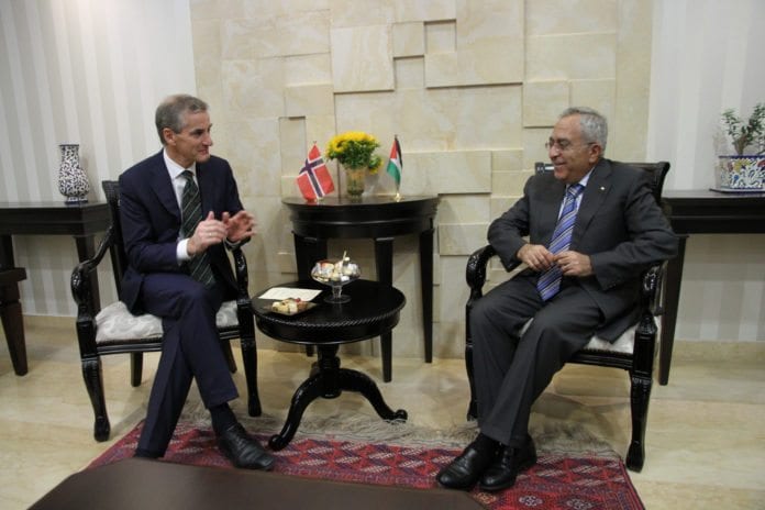 Palestinernes statsminister Salam Fayyad (f.h.) sammen med Norges tidligere utenriksminister Jonas Gahr Støre. (Foto: Kjetil Elsebutangen, Norsk UD) Palestinernes statsminister Salam Fayyad (f.h.) sammen med Norges tidligere utenriksminister Jonas Gahr Støre. (Foto: Kjetil Elsebutangen, Norsk UD)