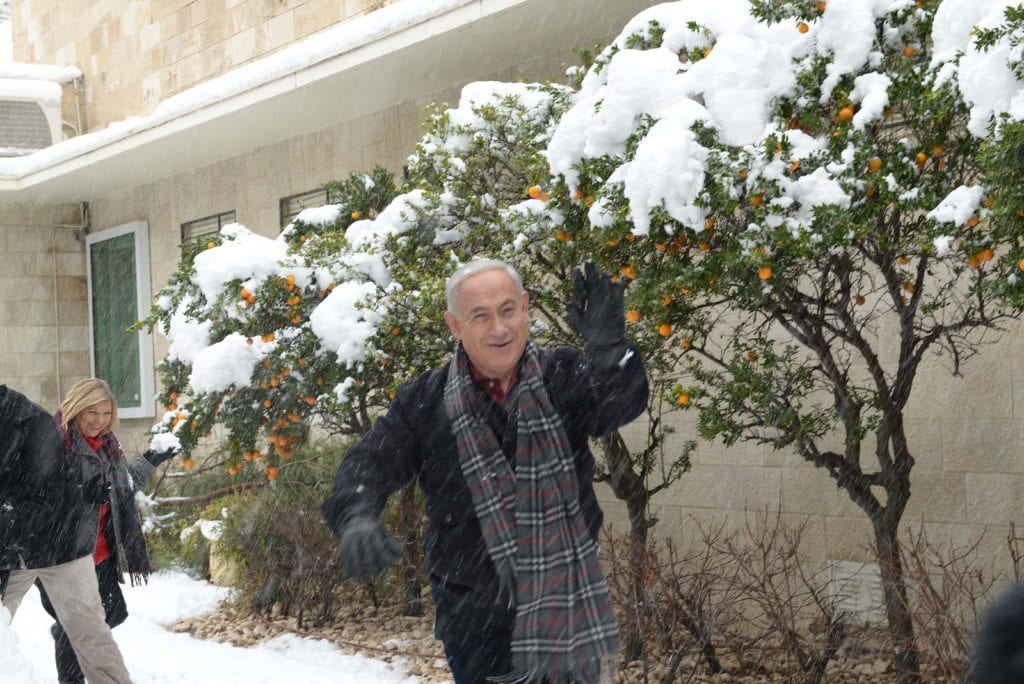 Statsminister Benjamin Netanyahu var ute og "lekte" under snøfallet i Jerusalem sist uke. Israel har vært gjennom to uker med sterk nedbør og orkan langs kysten. (Foto: GPO)