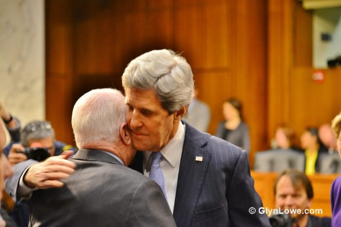 John Kerry, USAs neste utenriksminister, gir John McCain en klem etter nominasjonsforhøret i Senatets utenrikskomité. (Foto: Glyn Lowe) John Kerry, USAs neste utenriksminister, gir John McCain en klem etter nominasjonsforhøret i Senatets utenrikskomité. (Foto: Glyn Lowe)