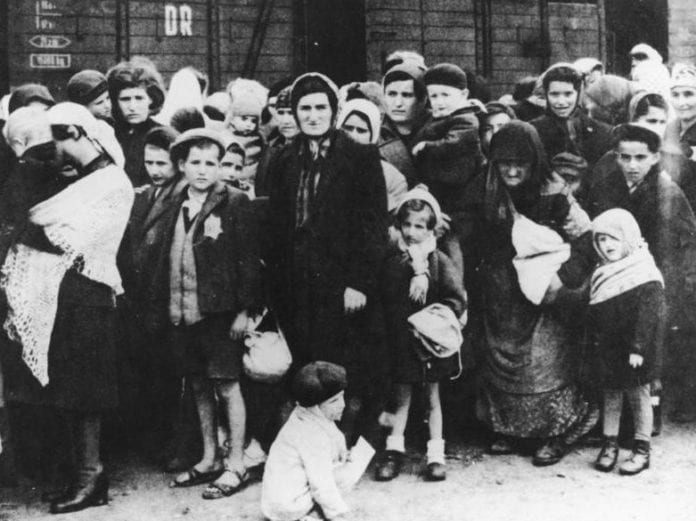 Jøder fra Ungarn ankommer konsentrasjonsleiren Auschwitz sommeren 1944. Kunne deres skjebne blitt annerledes dersom Israel ble opprettet før krigen? Etter krigen var det ingen land i Europa som ville ha de få som overlevde. Jøder fra Ungarn ankommer konsentrasjonsleiren Auschwitz sommeren 1944. Kunne deres skjebne blitt annerledes dersom Israel ble opprettet før krigen? Etter krigen var det ingen land i Europa som ville ha de få som overlevde.