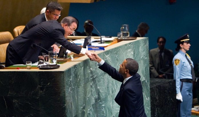 Barack Obama blir ønsket velkommen til FNs talerstol av generalsekretær Ban Ki-moon. (Foto: Rick Bajornas, FN) Barack Obama blir ønsket velkommen til FNs talerstol av generalsekretær Ban Ki-moon. (Foto: Rick Bajornas, FN)