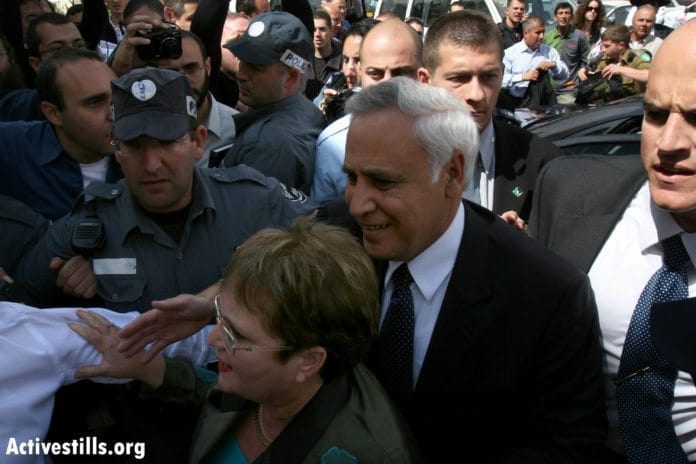 Voldtektsdømte eks-president Moshe Katsav, på vei inn til rettssaken mot ham i 2008, sammen med sin kone Gila. (Foto: activestills, flickr.com) Voldtektsdømte eks-president Moshe Katsav, på vei inn til rettssaken mot ham i 2008, sammen med sin kone Gila. (Foto: activestills, flickr.com)