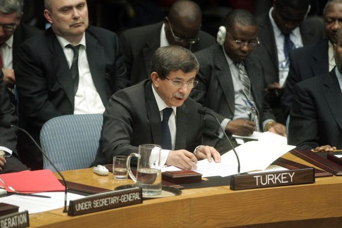 Tyrkias utenriksminister Ahmet Davutoglu under et møte i FNs sikkerhetsråd. (Foto: Jenny Rockett, UN Photo) Tyrkias utenriksminister Ahmet Davutoglu under et møte i FNs sikkerhetsråd. (Foto: Jenny Rockett, UN Photo)