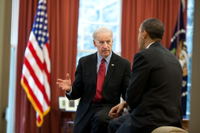 USAs visepresident Joe Biden (f.v.), her i diskusjon med president Barack Obama, understreker at Iran må vise seriøs vilje til å bøye av for internasjonale atomkrav, skal amerikanerne gå i forhandlinger med dem. (Foto: Det hvite hus) USAs visepresident Joe Biden (f.v.), her i diskusjon med president Barack Obama, understreker at Iran må vise seriøs vilje til å bøye av for internasjonale atomkrav, skal amerikanerne gå i forhandlinger med dem. (Foto: Det hvite hus)